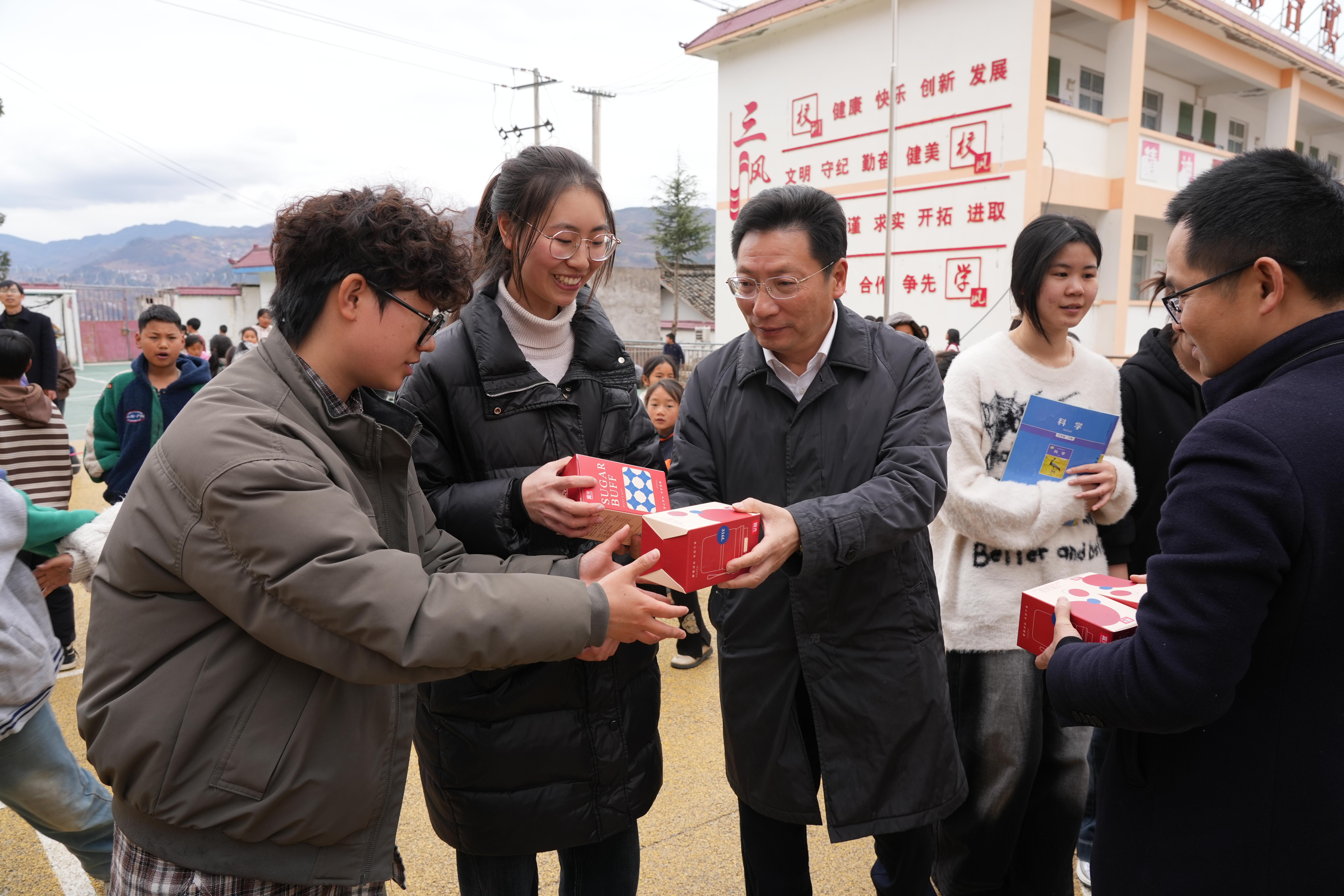 情系甘洛 深化合作:馬洪江書記赴甘洛考察調研基礎教育發展.doc_4a8bd20d-5132-4af8-b80a-a01a562c6409_0.jpg